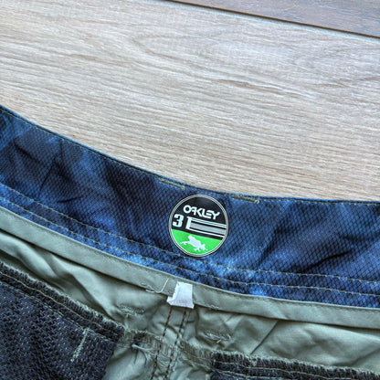 Y2K Oakley Tech Cargo Shorts | W31" - Volant Vintage